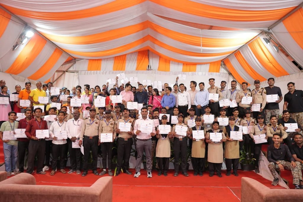 *उज्जैन में श्रावण-भादौ मास में सेवा को साधना बनाने वाले कर्मियों का सम्मान*