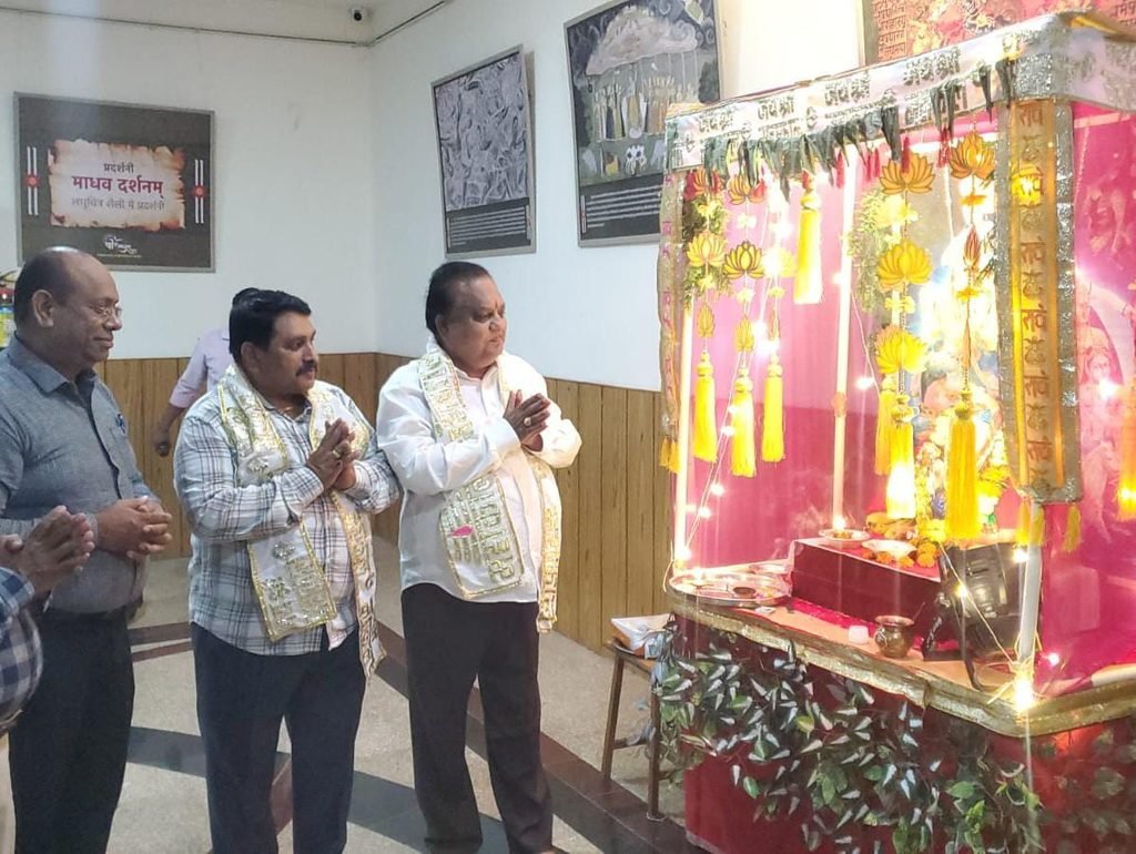उज्जैन महाराजा विक्रमादित्य शोधपीठ कार्यालय में गणेश उत्सव के अवसर पर भगवान श्री गणेश की भव्य महाआरती का