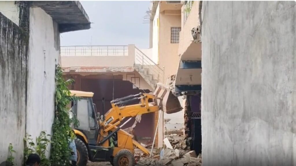 जहरीली शराबकांड में एक्शन, करणी सेना नेता समेत 3 आरोपियों के 5 मकानों पर चला बुलडोजर