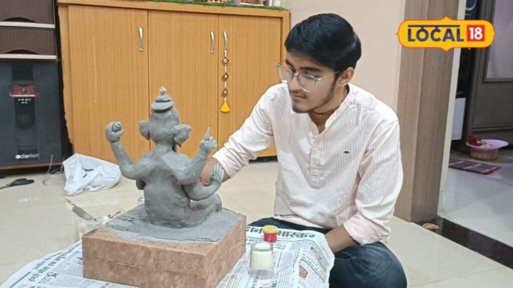 MBBS डॉक्टर बना रहा गणेश प्रतिमा, मां बनी गुरु तो बेटे ने सीखा मिट्टी का हुनर